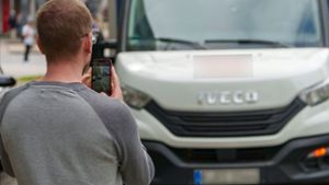 Ein Mann fotografiert ein falsch parkendes Fahrzeug. In vielen deutschen Städten gehen monatlich zehntausende Privatanzeigen ein – auch in der Region? (Symbolfoto) Foto: dpa/Andreas Arnold
