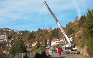 Hier war am Samstag kein Durchkommen mehr: mit Hilfe eines 100-Tonnen-Autokrans des Pforzheimer Kranverleihs Rothmund wurde auf Höhe der Alten Pforzheimer Straße 90/92 ein Baukran aufgestellt. Foto: Helbig