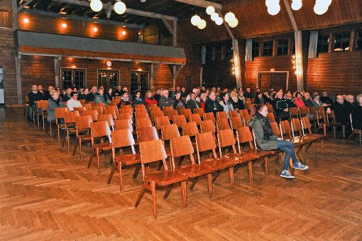 Viele Stühle blieben leer: Das Interesse an der Vorstellung der beiden Kandidaten für das Amt des Bürgermeisters in der Hornberger Stadthalle war dürftig.   Foto: Gräff