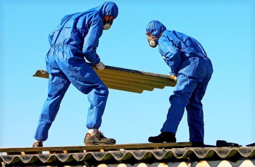 Bloß nicht einatmen: Bei der Entsorgung von Asbest ist Vorsicht geboten. Foto: dpa/Bernd Wüstneck