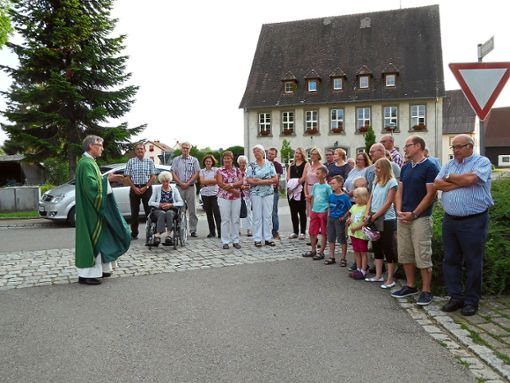 Pfarrer Karlheinz Brandl segnet Fahrzeuge in Fützen. Foto: Schüle Foto: Schwarzwälder Bote