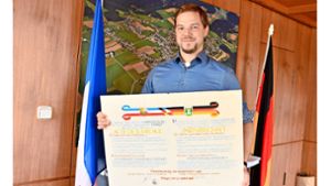 Bürgermeister Michael Moosmann mit der Urkunde  zur Partnerschaft zwischen Hardt und Vandoncourt. Foto: Dold
