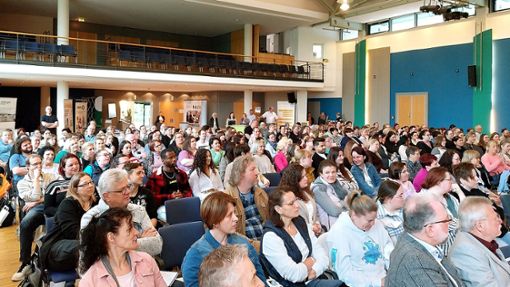 Die Stadthalle in Hechingen war am Montag voll besetzt. Das Publikum lauschte Fachvorträgen von Pflegeexperten Foto: Benjamin Roth