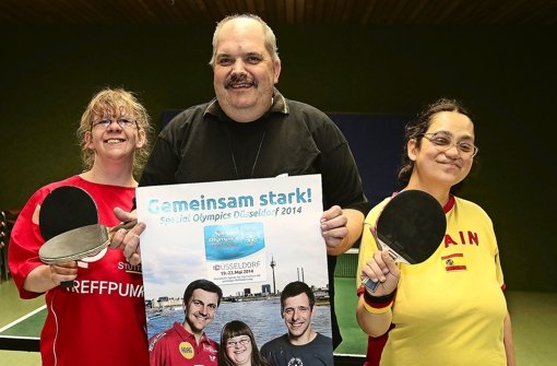 Vicky Wuttke, Lothar Tuchel und Ana Alcoba (v. li.) präsentieren das Special-Olympics-Plakat Foto: Baumann