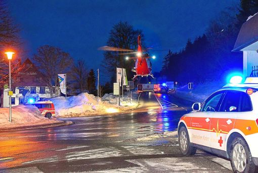 Ein Rettungshubschrauber der Schweizer Rega landet mitten auf der Kreuzung an der Escheckstraße in Schönwald. Dort wurde ein acht Jahre altes Kind von einer Dachlwaine verschüttet und lebensgefährlich verletzt.  Foto: Sprich