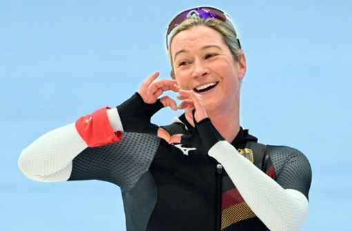 Claudia Pechstein freut sich über ihre Rekordteilnahme bei Olympischen Winterspielen. Foto: AFP/SEBASTIEN BOZON