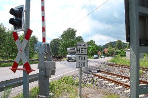 Die Beseitigung des Bahnübergangs in Gutach ist derzeit wieder Thema. Bereits 1985 hieß es, er könne bald durch eine Unterführung ersetzt werden. Foto: Gräff