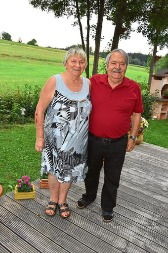 Raffaele Vinci wird am Dienstag 80 Jahre alt und zeigt sich fürs Foto dort, wo er am liebsten ist – an der Seite seiner Ehefrau Gisela.  Foto: Spitz Foto: Schwarzwälder Bote