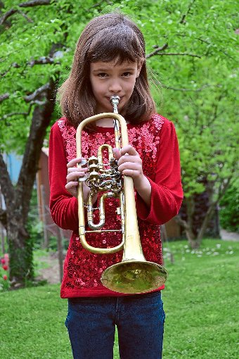 Auch wenn es ein bisschen wie eine Trompete aussieht – das Instrument, das Annika Albrecht aus Nagold auch auf dem Kirchentag in Stuttgart spielen wird, ist eine Posaune. Foto: Kunert