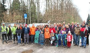 Eine richtig große Truppe: Die Teilnehmer der Dobler Waldputzete 2015 beim Start am Gemeindebauhof, rechts ganz hinten Bürgermeister Christoph Schaack. Foto: Gegenheimer