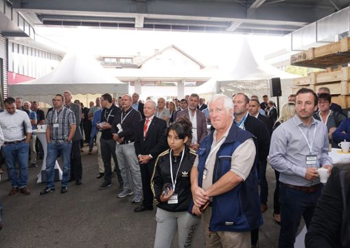 Zahlreiche Gäste kommen zur Einweihungsfeier der neuen Produktionsstätte des Feinmechanik-Unternehmens Grieshaber in Löffingen.   Fotos: Bächle Foto: Schwarzwälder Bote