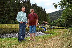 Gerhard Kelp (links), der im Würzbachtal bei Calmbach bereits zwei Forellenzuchten betreibt, hat von Kurt Englerth die Völmlesmühle samt Fischteichen übernommen.  Foto: Kunert Foto: Schwarzwälder-Bote