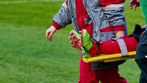 Ein gefährlicher Unfall: Beim Fußball gibt es häufige Fälle von verschluckter Zunge. (Symbolfoto) Foto: Aleksandr Lupin/Shutterstock