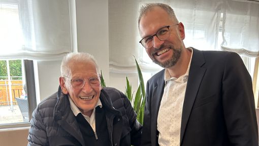 Bei guter Gesundheit und mit einem unvergleichlichen Humor ist der älteste Deißlinger Bürger Eddy Krohn gesegnet. Bürgermeister Ralf Ulbrich hat ihn zu seinem 102. Geburtstag besucht. Foto: Ulbrich