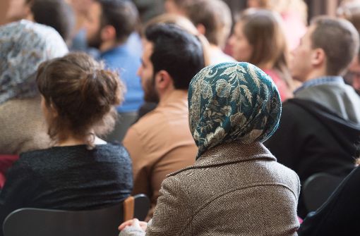 Eine Frau mit Kopftuch während der Vergabe von Zertifikaten für einen Sprachkurs. Laut der Bertelsmann.Studie sprechen immer mehr Muslime Deutsch. Foto: dpa-Zentralbild