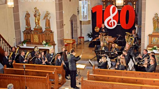 Der Musikverein „Gut Klang“ Fischingen gratulierte sich mit dem Kirchenkonzert selbst zum Jubiläum Foto: Schwind