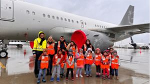Die Kinder des katholischen Kindergartens Herz Jesu Lützenhardt erkundeten das Flughafengelände in Stuttgart. Foto: Kindergarten
