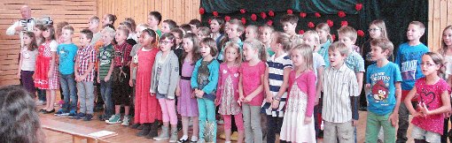 Die Stettener Grundschüler sagen ihrer Rektorin Nadja Stöhr unter anderem mit Gesang auf Wiedersehen. Fotos: Bantle Foto: Schwarzwälder-Bote