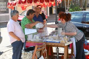 Ingrid Baier aus Lenzkirch bietet ihre Waren auf dem Löffinger Wochenmarkt an. Archivfoto: Bächle Foto: Schwarzwälder-Bote
