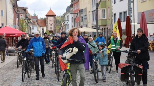 Das Rad mussten die Teilnehmer der Demo zwar schieben, doch sie durften durch die Villinger Innenstadt ziehen. Foto: Birgit Heinig