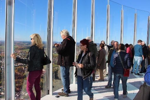 Passend zum ersten Öffnungstag der Aussichtsplattform bietet sich eine spekatuläre Fernsicht. Foto: Schmidt