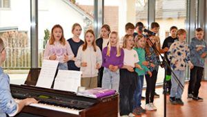 Mit fetzigen Liedern wurden die Gäste vom Schülerchor begrüßt. Foto: Pawel