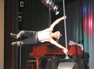 Unglaubliche Kraftakte und Akrobatik zeigte Noah ­Chrony.  Fotos: Kraushaar Foto: Schwarzwälder Bote
