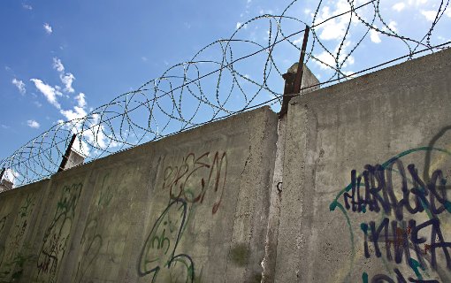 Die Gefängnisdebatte gewinnt weiter an Fahrt. Die Landesregierung setzt offensichtlich verstärkt auf das Mittel der Kommunikation. (Symbolfoto) Foto: freepik.com