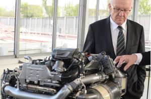 Ministerpräsident Kretschmann informiert sich im Daimler-Werk über sauberere Dieselmotoren Foto: dpa