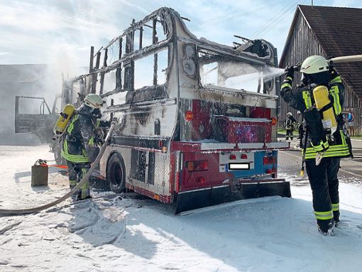 Zwei Stunden dauert der Löscheinsatz an dem brennenden Wohnmobil in Böhringen. Foto: Feuerwehr