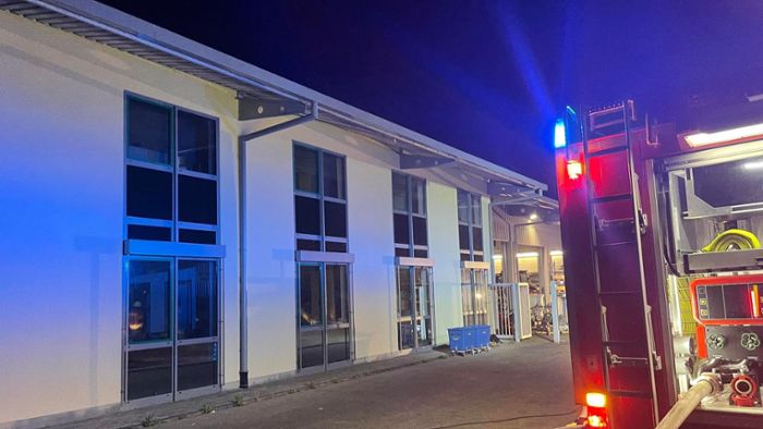 Brand in einem Betriebsgebäude fordert die Wehr