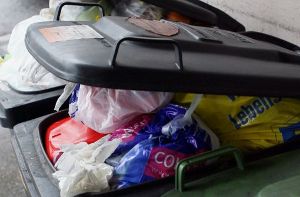 Ein Randalierer hat mit Mülltonnen um sich geworfen. Symbolbild.  Foto: dpa