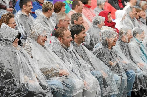 Das Publikum beim Klostersommer ließ sich auch bei Regen die Laune nicht verderben.  Foto: Fritsch