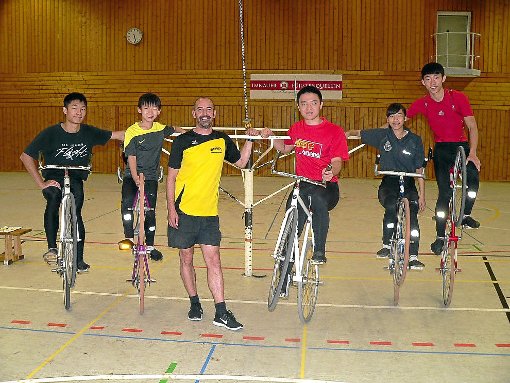 Gelehrige Schüler hat Kunstrad-Bundestrainer Dieter Maute (Mitte) mit den Athleten aus Hongkong und Macao, die in der Landessportschule weilen, unter seinen Fittichen.  Foto: Hauschel Foto: Schwarzwälder-Bote