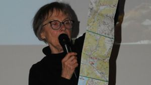 Die Begeisterung für das Wandern über die Alpen gab Iris Walter-Glück mit dem Zeigen einer Kompass-Karte den Zuhörern  im Kinzigtal weiter. Foto: Ziechaus
