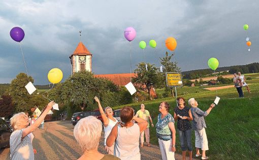 Postkarten mit Gebeten lassen die Mitarbeiter per Luftballons bei der Christuskirche aufsteigen. Fotos: Maier Foto: Schwarzwälder Bote