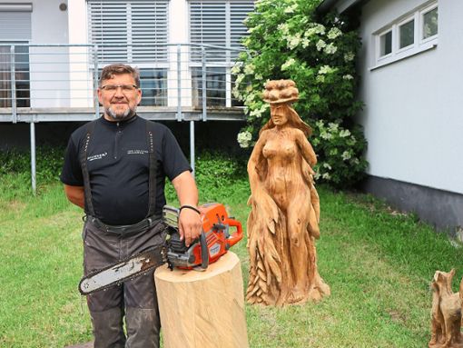 Unglaublich, was bei Igor Loskutow aus einem Holzblock entsteht. Foto: Zährl Foto: Schwarzwälder Bote