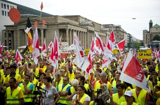 Auch in Baden-Württemberg geht der Poststreik am Dienstag weiter. Am Mittag gab es eine große Kundgebung auf dem Stuttgarter Schlossplatz. Foto: dpa