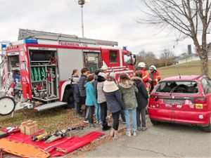 Bei einem simulierten Verkehrsunfall lernten die Jugendlichen die Aufgaben der Feuerwehr kennen. Foto: Wahl Foto: Schwarzwälder Bote