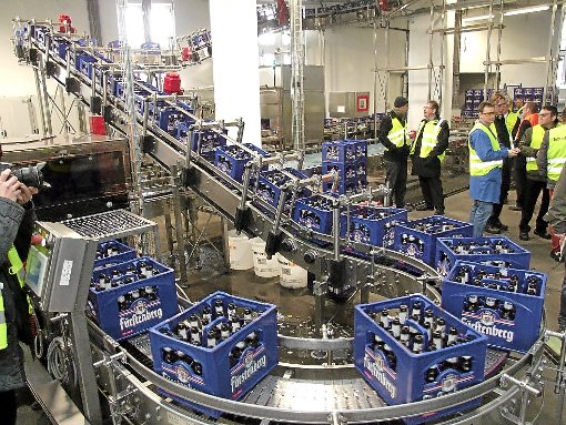 Die neue Kistenschlange der Fürstenberg-Brauerei: Das Leergut kommt an, durchläuft zunächst zwei Maschinen und passiert einen Mitarbeiter – schließlich schiebt es sich ein Stockwerk höher Richtung Abfüllung. Foto: Hahnel