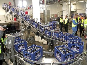 Die neue Kistenschlange der Fürstenberg-Brauerei: Das Leergut kommt an, durchläuft zunächst zwei Maschinen und passiert einen Mitarbeiter – schließlich schiebt es sich ein Stockwerk höher Richtung Abfüllung. Foto: Hahnel