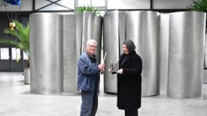 Gerhard Link mit Geschäftsführerin Juliane Flittner vor der Säulenwand Foto: Siegmeier