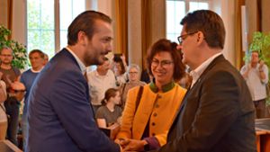Adrian Sonder (links) hat die Wahl zum neuen Oberbürgermeister von Freudenstadt gewonnen.OB Osswald gratulierte ihm. Foto: Timo Beyer