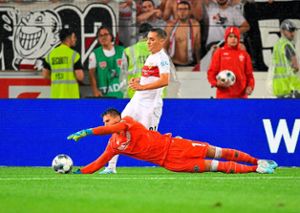 Szene vom Zweitligaspiel des VfB gegen Hannover 96: Philipp Klement scheitert an Torwart Ron-Robert Zieler.    Foto: Eibner
