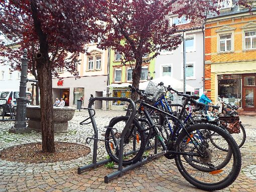 Strittig: Fahrradständer vor Geschäften in den Innenstädten, hier  in der Villinger Rietstraße.  Foto: Huber Foto: Schwarzwälder-Bote
