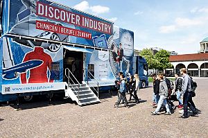 Das doppelstöckige Ausstellungsfahrzeug Discovery Industry macht in Meßstetten Station. Foto: Reimann Foto: Schwarzwälder-Bote