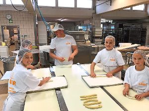 Vier Schülerinnen schnupperten beim Girls’ Day in verschiedene Arbeitsschritte bei der Bäckerei Saur. Beim Herstellen der Flachswickel half ihnen Alexander Saur.  Foto: Saur Foto: Schwarzwälder-Bote