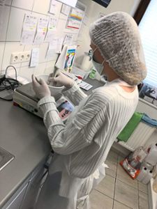 Selina Pross stellt im Labor der Apotheke eine Creme her. Foto: Hörrmann Foto: Schwarzwälder Bote