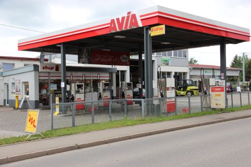 In der Nacht zum Mittwoch ist die Avia-Tankstelle in Eutingen von einem bewaffneten Räuber überfallen worden. Der maskierte Unbekannte zwang die Kassiererin mit einer Waffe zur Herausgabe des Geldes. Foto: Feinler