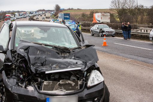 Nach einem Unfall auf der A81 standen Autofahrer am Mittwoch bei Mundelsheim im Stau. Foto: www.7aktuell.de | Karsten Schmalz